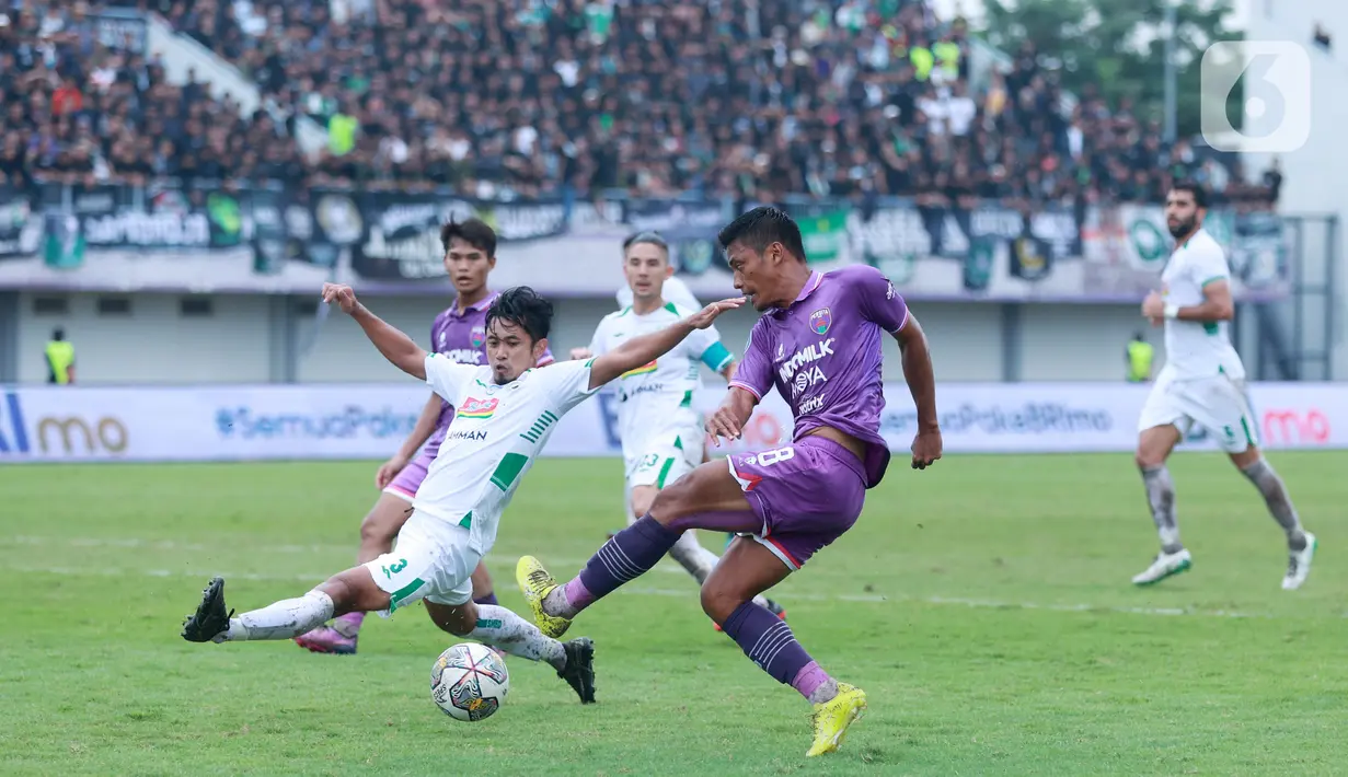 Pemain Persita Tangerang, Irsyad Maulana, diadang pemain PSS Sleman, Bagus Nirwanto, pada laga pekan ke-28 BRI Liga 1 2022/2023 di Stadion Indomilk Arena, Tangerang, Kamis (2/3/2023). Persita Tangerang kini naik ke posisi kesembilan pada klasemen sementara dengan perolehan 36 poin dari 26 laga, menggeser PSIS yang turun satu peringkat (35 poin). (Bola.com/M Iqbal Ichsan)