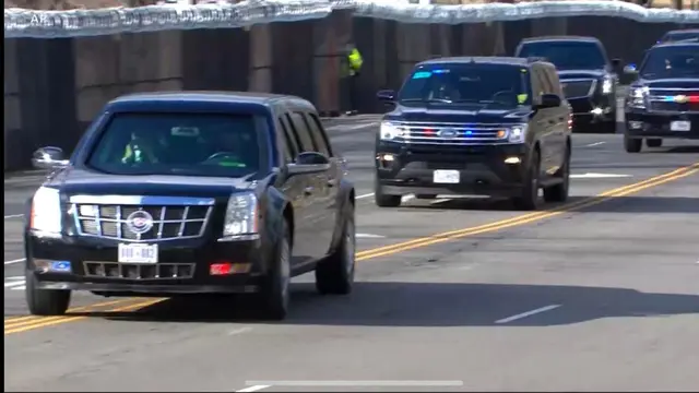 Rombongan mobil dari presiden terpilih Joe Biden dan wakil presiden Kamala Harris menuju Gedung Capitol Hill AS jelang acara pelantikan pada Rabu (20/1/2021). (Live Streaming VOA)