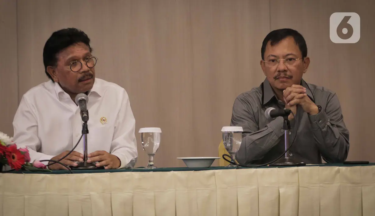 Menkominfo Johnny G Plate didampingi Menteri Kesehatan Terawan Agus Putranto memberikan keterangan pada acara forum pimred di Jakarta, Selasa (3/3/2020). Acara membahas permasalahan aktual yang terjadi di Indonesia salah satunya terkait virus corona COVID-19. (Liputan6.com/Faizal Fanani)