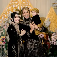 Pesona Via Vallen saat Tedak Siten Adat Jawa Putranya di Usia 7 Bulan. [@viavallen]