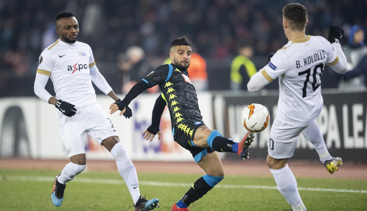 Striker Napoli, Lorenzo Insigne, menendang bola saat melawan FC Zurich pada laga Liga Europa di Stadion Letzigrund, Kamis (14/2). Napoli menang 3-1 atas FC Zurich. (AP/Walter Bieri)