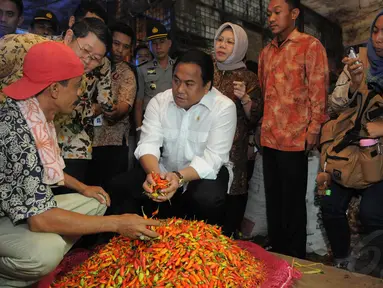 Menteri Perdagangan (Mendag) Rachmat Gobel melakukan blusukan ke Pasar Induk Tanah Tinggi, Tangerang, Selasa (18/11/2014). (Liputan6.com/Herman Zakharia)
