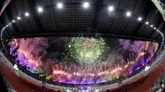 Pesta kembang api mewarnai upacara penutupan SEA Games 2019 di Stadion New Clark City, Filipina, Rabu (11/12). Filipina menjadi juara umum pada gelaran kali ini. (Bola.com/M Iqbal Ichsan)