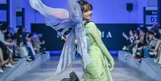 Fujianti Utami alias Fuji An menjadi salah satu selebriti yang melenggang di atas catwalk Jakarta Fashion and Food Festival (JF3) 2023. [Foto: IG/JF3_info].