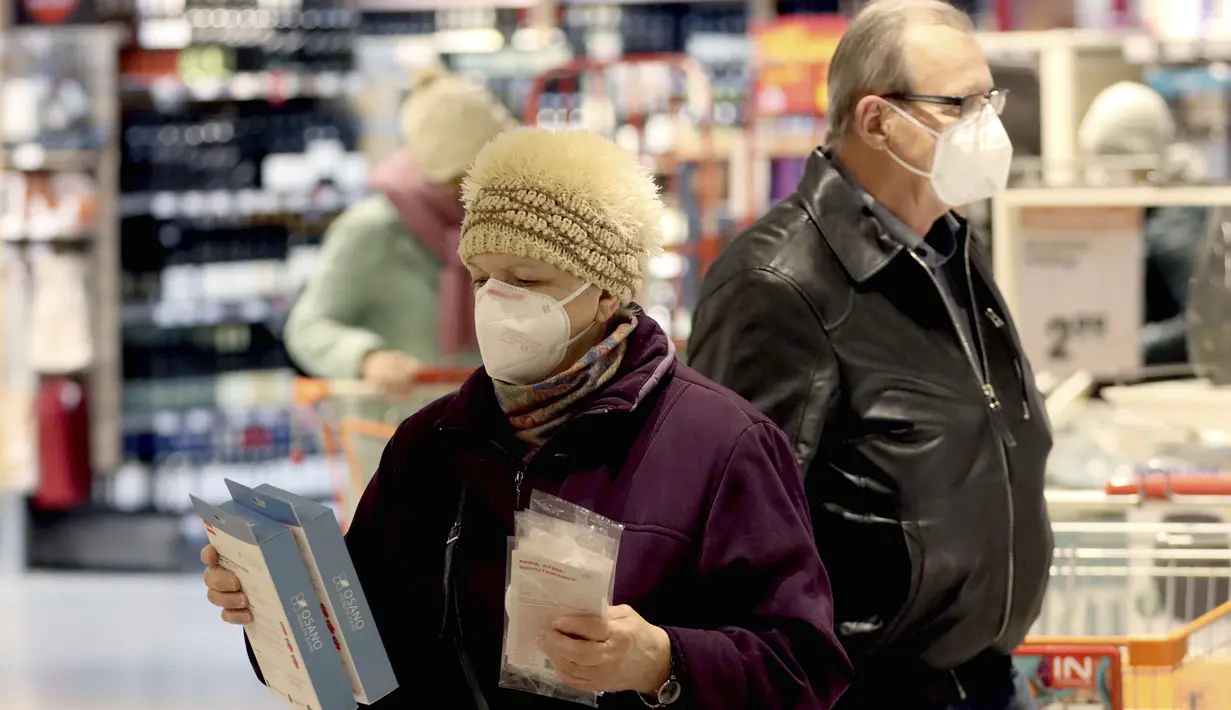 Orang-orang mengenakan masker FFP2 jenis respirator saat berbelanja di supermarket di Wina, Austria, Senin (25/1/2021). Mulai 25 Januari 2021, warga Austria diwajibkan mengenakan masker FFP2 di supermarket, apotek, pompa bensin, dan di transportasi umum. (AP Photo/Ronald Zak)