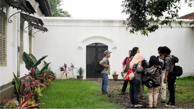 Pegiat BHHC saat mendokumentasikan rumah keluarga Kho Wan (pemilik N.V. Ko Tek pada masa kolonial) di Sokaraja, Banyumas. (Foto: Liputan6.com/Dok. BHHC/Muhamad Ridlo)