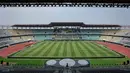 Suasana panggung di Stadion Gelora Bung Tomo (GBT) Surabaya, Jawa Timur, Kamis (9/11/2023) untuk mendukung acara pembukaan Piala Dunia U-17 2023 yang akan diselenggarakan pada Jumat, 10 November 2023. (Bola.com/Bagaskara Lazuardi)