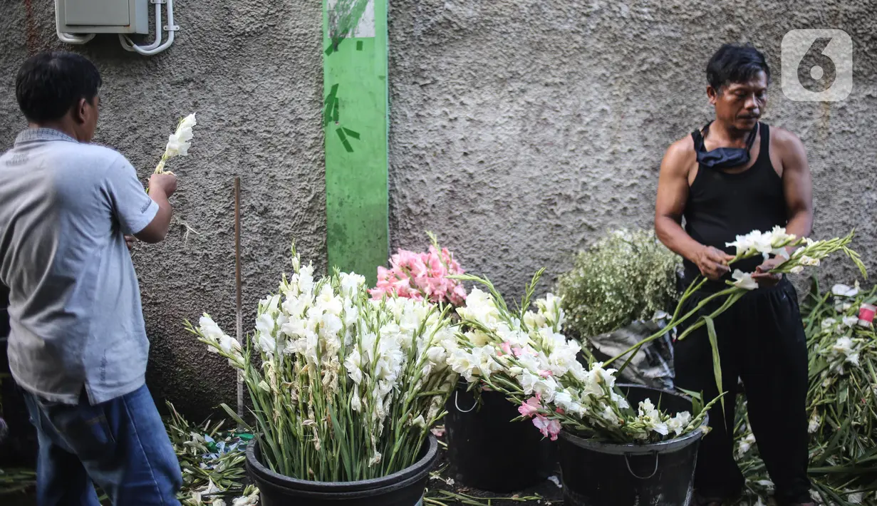 Pedagang merapikan bunga potong di Pasar Bunga Rawa Belong di Jakarta, Sabtu (23/5/2020). Menyambut Hari Raya Idul Fitri 1441 H, permintaan bunga potong untuk menghias rumah turun karena kurangnya minat masyarakat untuk keluar rumah disebabkan pandemi COVID-19. (Liputan6.com/Faizal Fanani)
