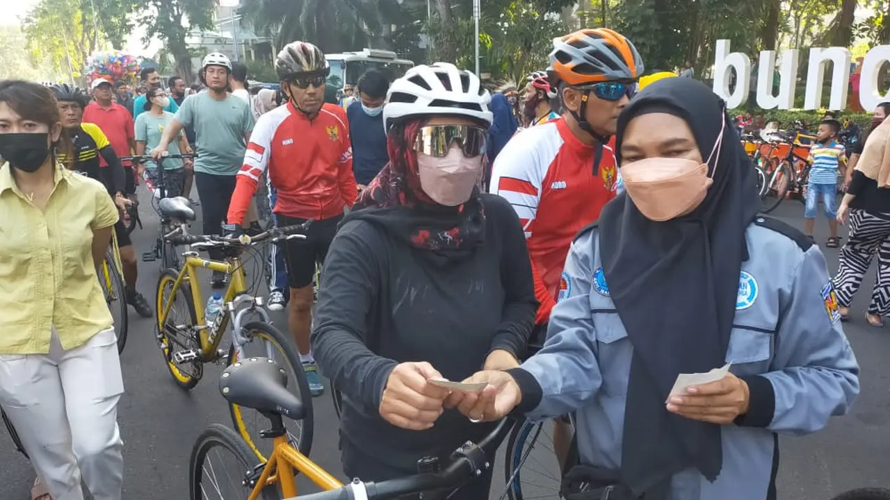 Aksi damai LAN Surabaya sosialisasikan tolak lagalisasi ganja kepada masyarakat di Taman Bungkul. (Dian Kurniawan/Liputan6.com).