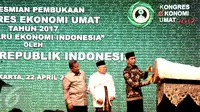 Presiden Joko Widodo (Jokowi) didampingi Ketua MUI Ma'ruf Amin dan Menkoperekonomian Darmin Nasution resmi membuka Kongres Ekonomi Umat yang digelar Majelis Ulama Indonesia (MUI) di Hotel Grand Sahid, Jakarta, Sabtu (22/4). (Biro Pers Istana)