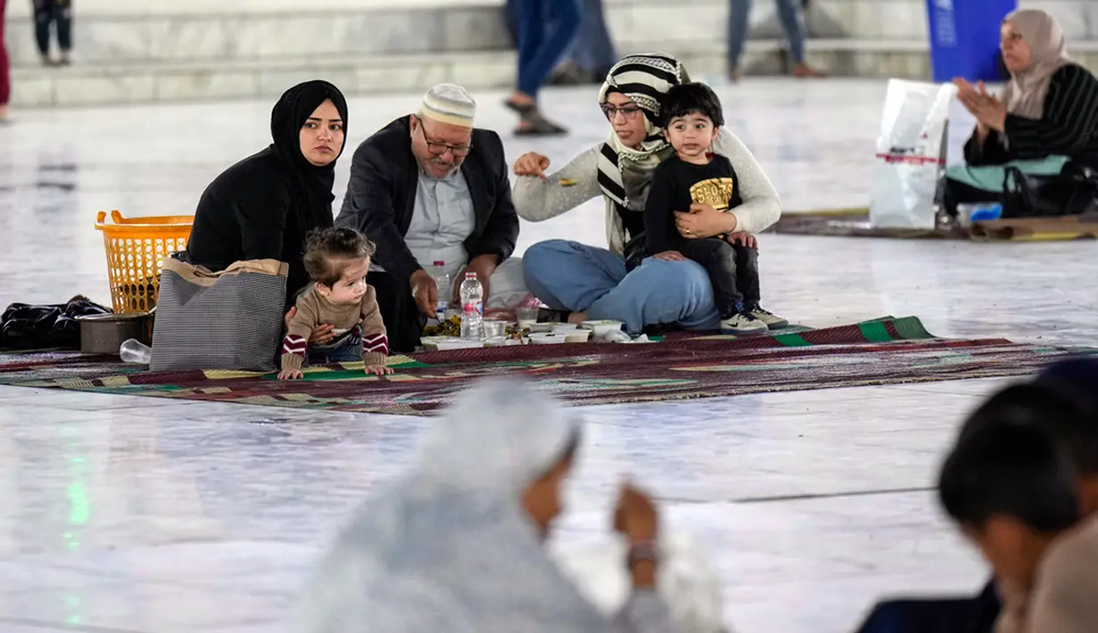 Umat muslim yang hadir berkumpul bersama-sama bersama keluarga, kerabat, teman, maupun orang umum. (AP Photo/Hadi Mizban)