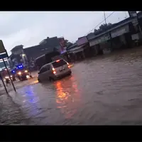 Ngeri! Inilah video detik-detik banjir yang menerjang perkampungan di Anyer pada Minggu (24/7/2016). (Foto: Facebook.com)