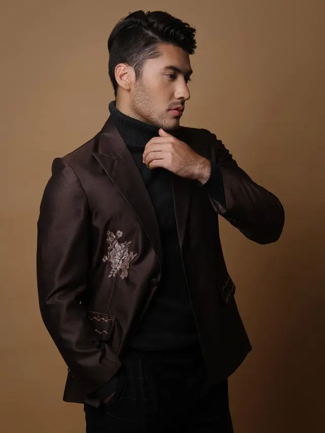 7 Gaya Valentino Peter dengan Setelan Jas yang Ini Tampil Stylis