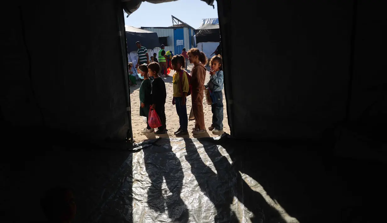 Menurut Badan Perserikatan Bangsa-Bangsa untuk Palestina (UNRWA) pada Senin (14/4/2025), ada lebih dari 70% persen sekolah di Jalur Gaza telah dihancurkan oleh serangan pasukan Israel sejak Oktober 2023. (Omar AL-QATTAA/AFP)