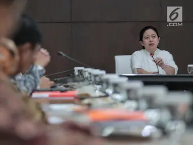 Menko PMK, Puan Maharani memimpin Rapat Tingkat Menteri (RTM) di Kantor Kemenko PMK, Jakarta, Rabu (1/11). Rapat membahas implementasi Peraturan Presiden (Perpres) 95/2017 tentang Peningkatan Prestasi Olah Raga Nasional. (Liputan6.com/Faizal Fanani)