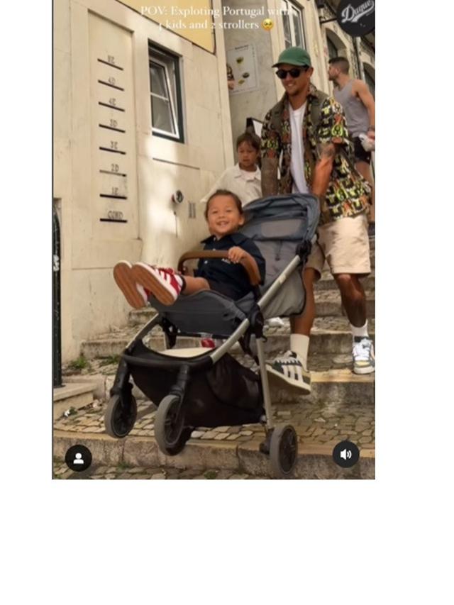 8 Momen Jennifer Bachdim Angkat Stroller Anak saat Liburan di Portugal, Curi Perhatian