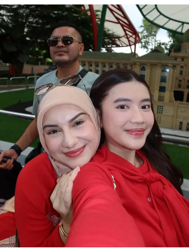 6 Gaya Fashion Liburan Keluarga Irish Bella di Legoland Malaysia, Tampil Kompak