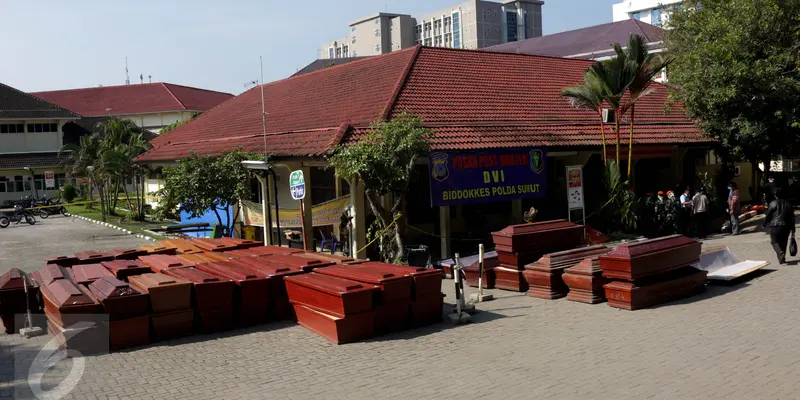 20150702-Puluhan Peti Mati bagi Korban Hercules Jatuh Berjejer di RS Adam Malik-Medan 1