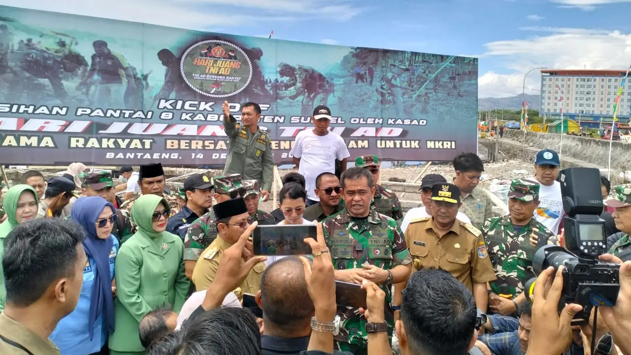 eSeaweed dan TNI AD bersih-bersih pantai di Sulawesi Selatan (Liputan6.com/Fauzan)