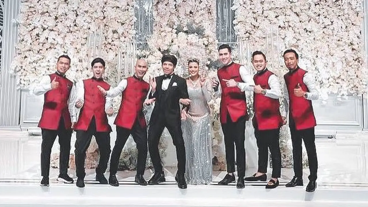 6 Potret Verrell Bramasta Jadi Groomsmen Nikahan Atta Aurel.