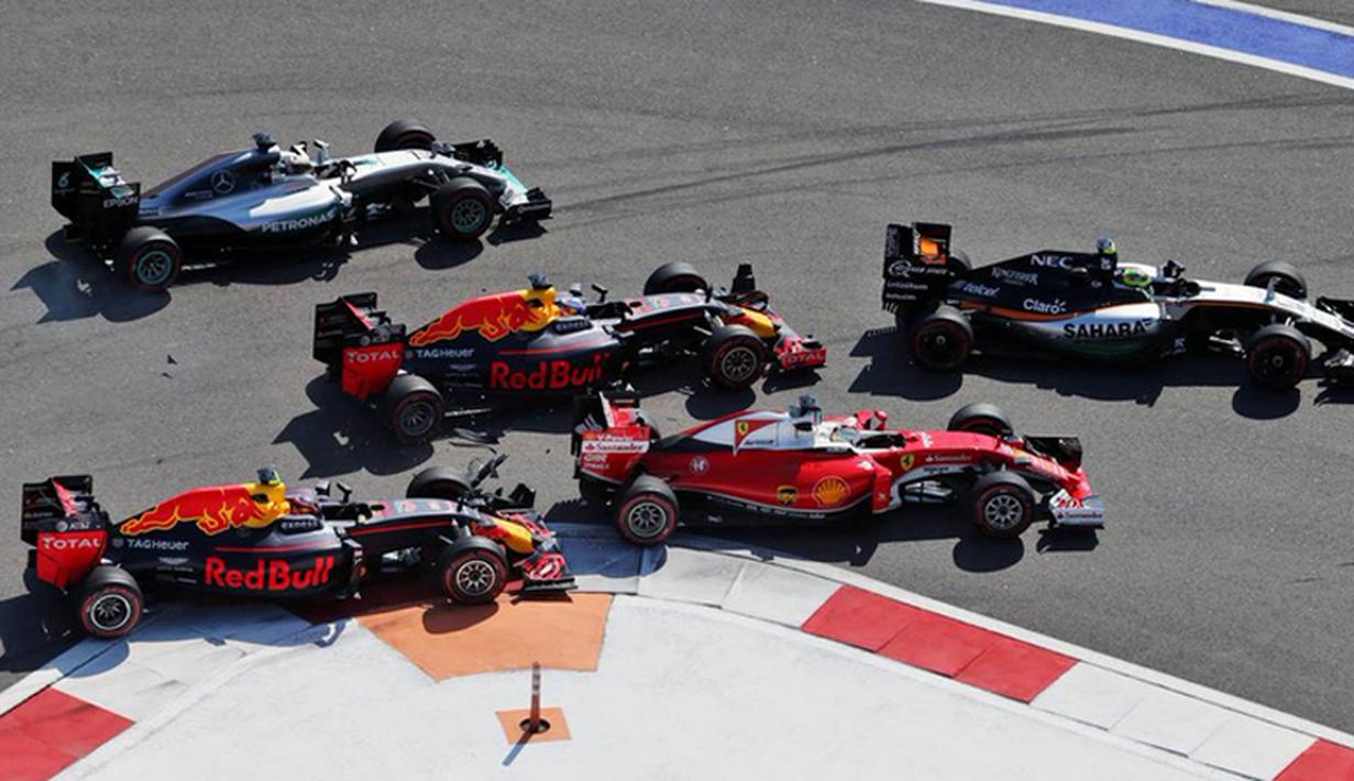 Tabrakan juga melibatkan pebalap Ferrari, Sebastian Vettel, dan pebalap Red Bull, Daniil Kvyat, di tikungan kedua lap pertama  F1 GP Rusia di Sirkuit Sochi Autodrom, Rusia, Minggu (1/5/2016). (Bola.com/Twitter/F1)