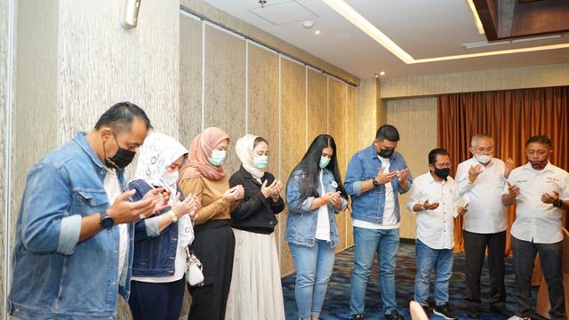 Gaya Kasual Kahiyang Ayu Saat Bobby Nasution Debat Kandidat Pilkada Medan Regional Liputan6 Com