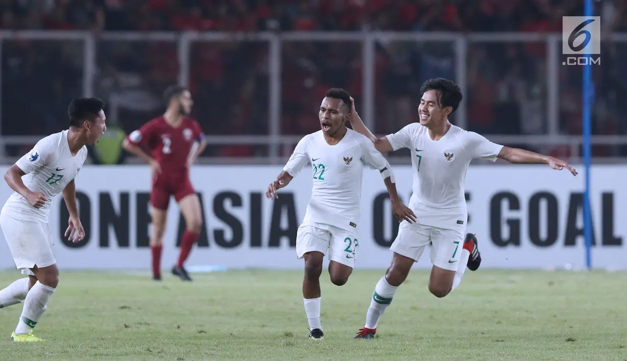 Pemain Timnas Indonesia U-19, Todd Rivaldo Ferre (ketiga kiri)merayakan gol ke gawang Qatar U-19 pada penyisihan Grup A Piala AFC U-19 2018 di Stadion GBK, Jakarta, Minggu (21/10). Indonesia kalah tipis 5-6. (Liputan6.com/Helmi Fithriansyah)