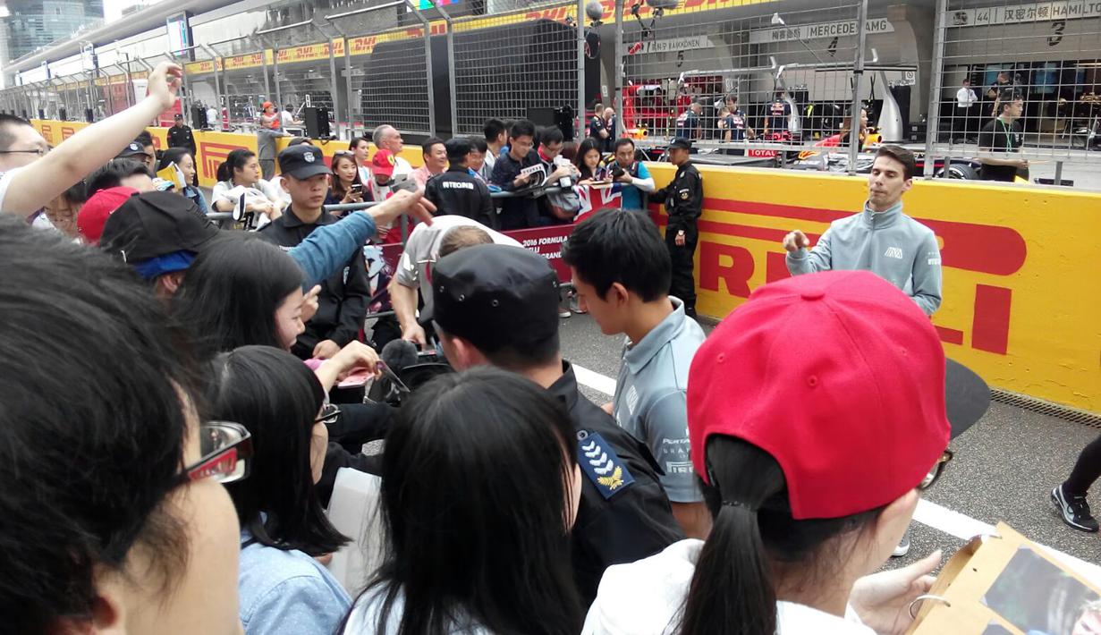 Rio Haryanto melayani fans yang meminta tanda tangan saat berada di Sirkuit Internasional Shanghai, China, (14/4/2016). (Bola.com/Rio Haryanto Media)