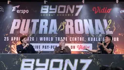 Presiden Byon, Yoshua Marcellos Muliardo (tengah) bersama petarung yang akan bertanding di laga utama Byon Combat Showbiz Vol.7, Putra Abdullah (kiri) dan Ronal Siahaan saat memberi keterangan pada Press Conference Pertama Byon Combat Showbiz Vol.7 di SCTV Tower, Jakarta, Kamis (12/3/2026). (Bola.com/M Iqbal Ichsan)
