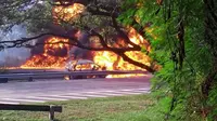    Kecelakaan terjadi di Tol Sidoarjo KM 33, Kamis (8/9/2016) sekitar pukul 08.30 WIB. Kecelakaan itu mengakibatkan truk tangki BBM milik Pertamina meledak dan turut membakar satu mobil Toyota Avanza di Tol Sidoarjo arah Porong tersebut. Pengemudi Avanza 