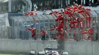Momen Lewis Hamilton memenangkan balapan F1 GP Catalunya 2026. Ini merupakan kemenangan perdana pembalap asal Inggris itu bareng Scuderia Ferrari. (Lluis GENE / AFP)