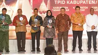 Bupati Banyuwangi Ipuk Fiestiandani (Tengah) menerima Penghargaan TPID Terbaik  Jawa-Bali dari Menteri Koordinator Perekonomian Airlangga Hartanto  (Istimewa)