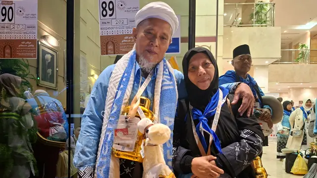 Jemaah haji Indonesia kloter BTH 01, Ahmad Jaelani dan Nasibah, difoto menjelang kepulangan ke Indonesia di hotel di kawasan Syisyah, Makkah, 31 Mei 2026. (Asnida Riani_Liputan6.com_Media Center Haji)