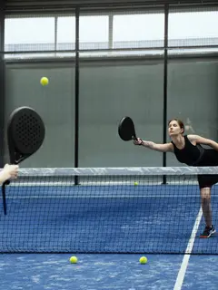 Padel olahraga viral yang banyak dimainkan oleh para selebritas/Copyright Freepik