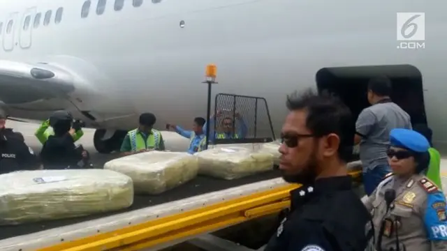 Sabu 1,623 ton dan empat tersangka berkewarganegaraan asing yang tertangkap di Batam, Kepulauan Riau tiba di Bandara Soekarno-Hatta (Soetta).