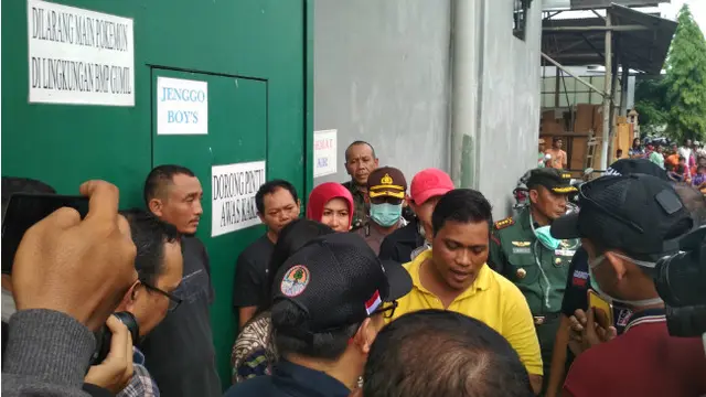 Penyegelan Gudang Penyimpanan Limbah Medis di Cirebon