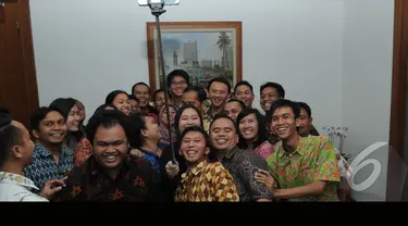 Gubernur DKI Jakarta Joko Widodo dan wakil Gubernur DKI Jakarta Basuki Tjahaja Purnama berselfi bersama stafnya (Liputan6.com/Herman Zakharia) 