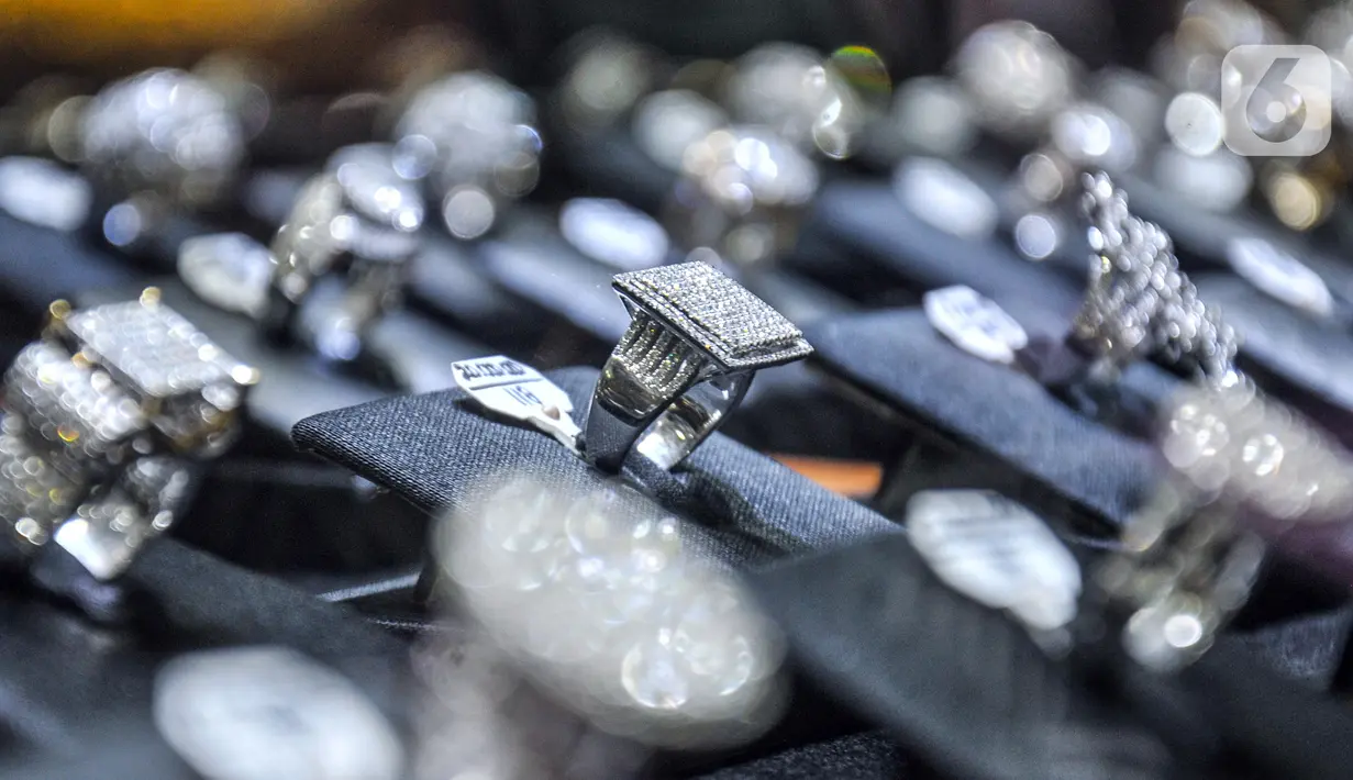 Sejumlah cincin berlian dipajang di toko perhiasan di Pasar Rawa Bening, Jatinegara, Jakarta, Kamis (11/11/2021). Harga jual berlian mengalami penurunan mencapai 15 persen. (merdeka.com/Iqbal S. Nugroho)