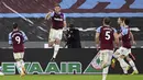 Pemain West Ham United, Craig Dawson, merayakan gol ke gawang Leeds United pada laga Liga Inggris di Stadion London, Senin (8/3/2021). West Ham menang dengan skor 2-0. (Andy Rain/Pool Photo via AP)