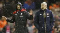 Jurgen Klopp berekspresi lucu di depan Wenger (Reuters)