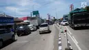 Kendaraan melewati jalur contraflow di Simpang Tiga Keluar Tol Brebes, Jawa Tengah, Sabtu (23/12). Memasuki libur panjang Natal 2017, arus lalu lintas di Simpang Tiga Keluar Tol Brebes terlihat ramai lancar. (Liputan6.com/Helmi Fithriansyah)