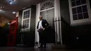 Patung lilin Perdana Menteri Inggris Boris Johnson saat sesi pemotretan untuk pembukaannya di Madame Tussauds di Blackpool, Selasa (22/3/2022). Dibutuhkan tim yang terdiri dari 25 seniman untuk mengerjakan patung lilin Boris Johnson dan waktu delapan bulan untuk merencanakannya. (Paul ELLIS/AFP)