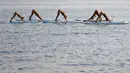 Sejumlah wanita berbikini melakukan yoga Float Metta dengan papan seluncur di Laut Adriatic, Kroasia, Kamis (6/8/2015). (REUTERS/Pawel Kopczynski)