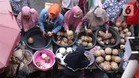 Pengunjung membeli kelapa untuk bahan makanan di pasar Kebayoran Lama, Jakarta, Selasa (11/5/2021). Warga memadati pasar tradisional demi memenuhi kebutuhan jelang Idul Fitri 1442 H. (Liputan6.com/Angga Yuniar)