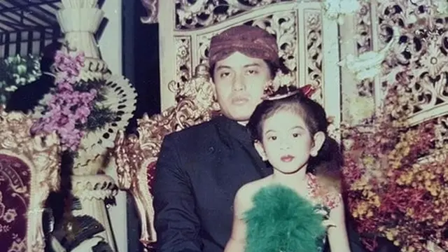 6 Foto Lawas Dian Sastrowardoyo Saat Masih Kecil, Cinta Kebaya Sedari Dulu