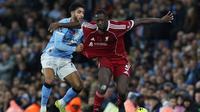 Penyerang Manchester City, Omar Marmoush (kiri) menarik baju bek Liverpool, Ibrahima Konate (kanan) selama pertandingan sepak bola Liga Primer Inggris antara Manchester City dan Liverpool di Stadion Etihad di Manchester, barat laut Inggris, pada 9 November 2025. (Darren Staples / AFP)