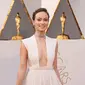 Olivia Wilde dengan balutan gaun putih aksen pleated mendapat pujian di red carpet piala Oscars 2016