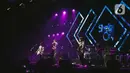 Penampilan grup band Sheila On 7 dalam konser bertajuk 'A Night with Sheila on 7' di Gandaria City Hall, Jakarta, Kamis (6/12/2019). Dalam penampilannya mereka membawakan berbagai lagu andalan diantaranya lagu" Kita", "Dan", "Betapa", "Seberapa Pantas" serta "Sephia". (Liputan6.com/Faizal Fanani)