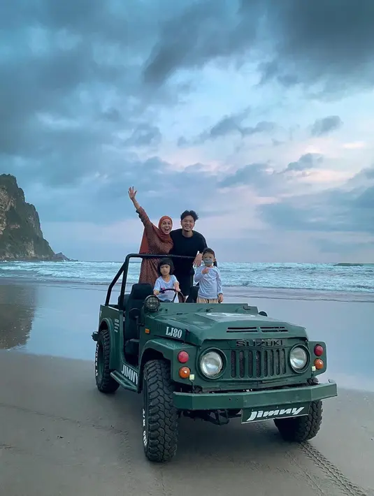 Nycta Gina dan Rizky Kinos naik mobil jeep saat liburan ke pantai beserta anak-anak mereka. (Instagram/missnyctagina)