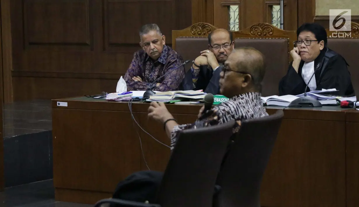 Terdakwa dugaan suap proyek PLTU Riau-1 yang juga mantan Dirut PLN, Sofyan Basir (kiri) saat menyimak keterangan saksi ahli yang dihadirkan JPU KPK pada sidang lanjutan di Pengadilan Tipikor, Jakarta, Senin (26/8/2019). Sidang mendengar keterangan saksi. (Liputan6.com/Helmi Fithriansyah)